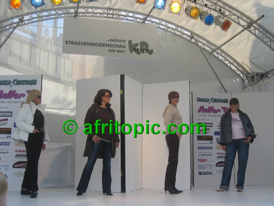 ../Images/Krefeld-Strssenmodenschau-2005 404.jpg